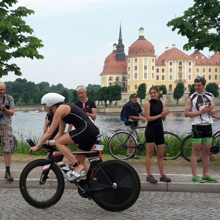 Aufstieg auf das Rad beim Schlosstriathlon Moritzburg am 13.06.2015