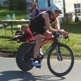 Katrin Burow kommt beim 1. Dohnaer Duathlon 2009 als 2. Frau ins Ziel