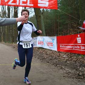 Katrin Burow gewinnt den Wildparklauf in Potsdam über die Halbmarathondistanz