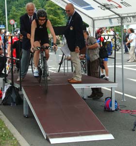 Katrin Burow am Start des 20 km - Einzelzeitfahrens in Cottbus 2009