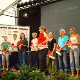 Katrin Burow (2. von links) auf dem 8. Platz bei der Siegerehrung der TOP10 Profi-Frauen des IRONMAN Regensburg 2010