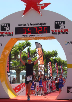 Katrin Burow beim Zieleinlauf des TriStar111 Germany in Worms am 29.05.2011