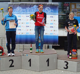 Katrin Burow belegt den 2. Platz der Gesamtwertung Frauen beim Powertriathlon Gera am 12.05.2013