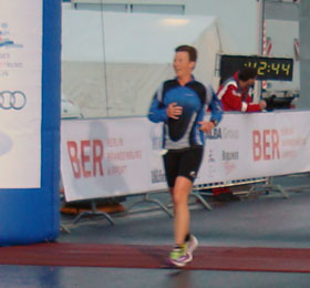 Katrin Burow belegt den 3. Platz in der Gesamtwertung aller Frauen über 10 km Laufen beim AirportRun in Berlin am 27.04.2013
