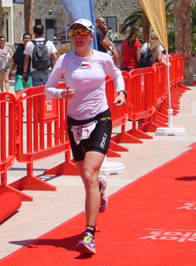 Zieleinlauf von Katrin Burow beim Challenge Fuerteventura am 13.04.2013