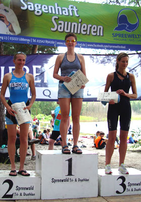 Katrin Burow belegt den 1. Platz in der Altersklasse W35 auf der Sprintdistanz beim Spreewald-Triathlon am 15.06.2013