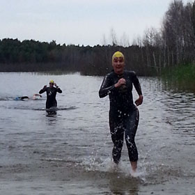 Katrin Burow Gesamtsiegerin beim 750 m Freiwasser-Schwimmen am Briesensee 2013