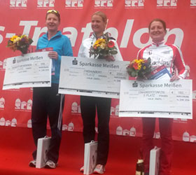 Katrin Burow belegt den 2. Platz in der Gesamtwertung aller Frauen beim Schlosstriathlon in Moritzburg am 14.06.2014