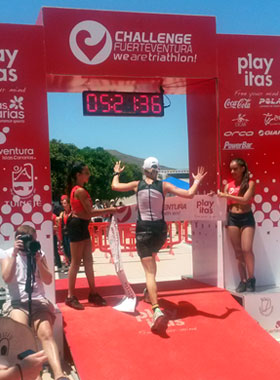 Zieleinlauf von Katrin Burow beim Challenge Fuerteventura in Las Playitas am 26.04.2014