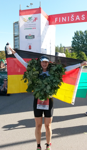 Katrin Burow belegt den 3. Platz bei der WM Double Ultra Triathlon in Panevėys / Litauen 2016