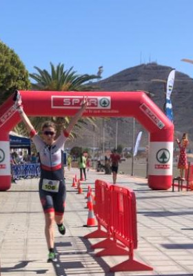 Katrin Burow belegt den 3. Platz beim Triathlon Gran Tarajal auf Fuerteventura 2020 auf der olympischen Distanz