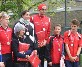 Katrin Burow (2. von rechts) belegt den 3. Platz in der Elite Frauen beim Viviman Powersprint Triathlon in Berlin