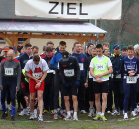 Katrin Burow (vorne, rechts) am Start des Motzener Frühlingslauf 2010