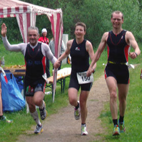 Zieleinlauf des Mixed-Team des TuS Neukölln Berlin (Peter, Katrin und René) beim Teamtriathlon in Strausberg 2010