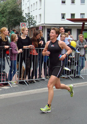 Katrin Burow belegt den 3. Platz in der Altersklasse W35 bei der DM Triathlon olympische Distanz in Düsseldorf 2013