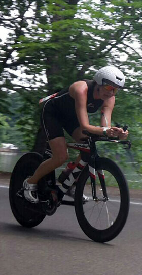 Katrin Burow auf der Radstrecke beim Schlosstriathlon Moritzburg 2015