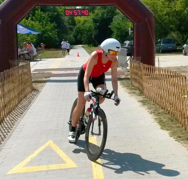 Katrin Burow beim Radfahren bei der Weltmeisterschaft im Double Ultra Triathlon in Velence / Ungarn am 03.07.2015