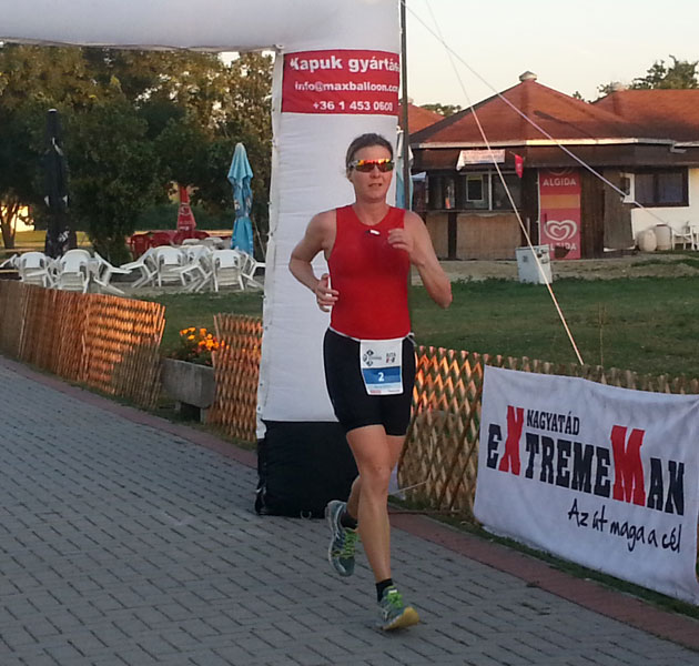 Katrin Burow auf der Laufstrecke der Weltmeisterschaft im Double Ultra Triathlon in Velence / Ungarn am 04.07.2015