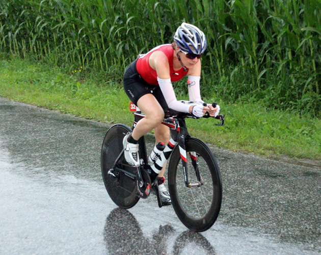 Radfahren bei Gewitterregen und Hagel bei der Weltmeisterschaft im Triple Ultra Triathlon in Bad Blumau 2017