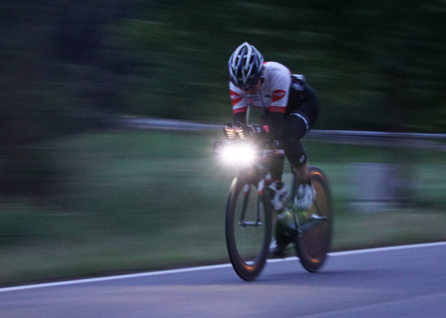 Katrin Burow beim Radfahren in der Nacht beim Quintuple Ultra Triathlon in Bad Blumau 2019