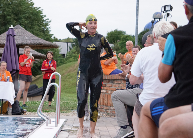 Katrin Burow steigt nach 19 km Schwimmen in 5:45 Stunden als Erste aus dem Wasser
