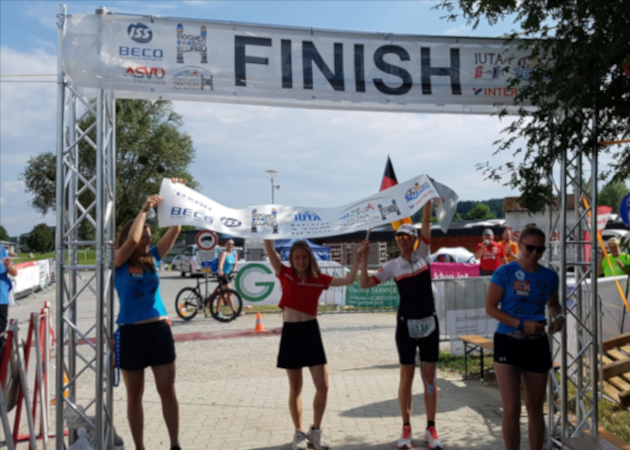 Katrin Burow beim Zieleinlauf als Gesamtsiegerin des Quintuple Ultra Triathlons in Bad Blumau 2019