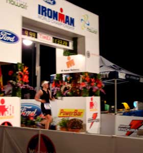 Zieleinlauf von Katrin Burow beim Ironman Hawaii 2008